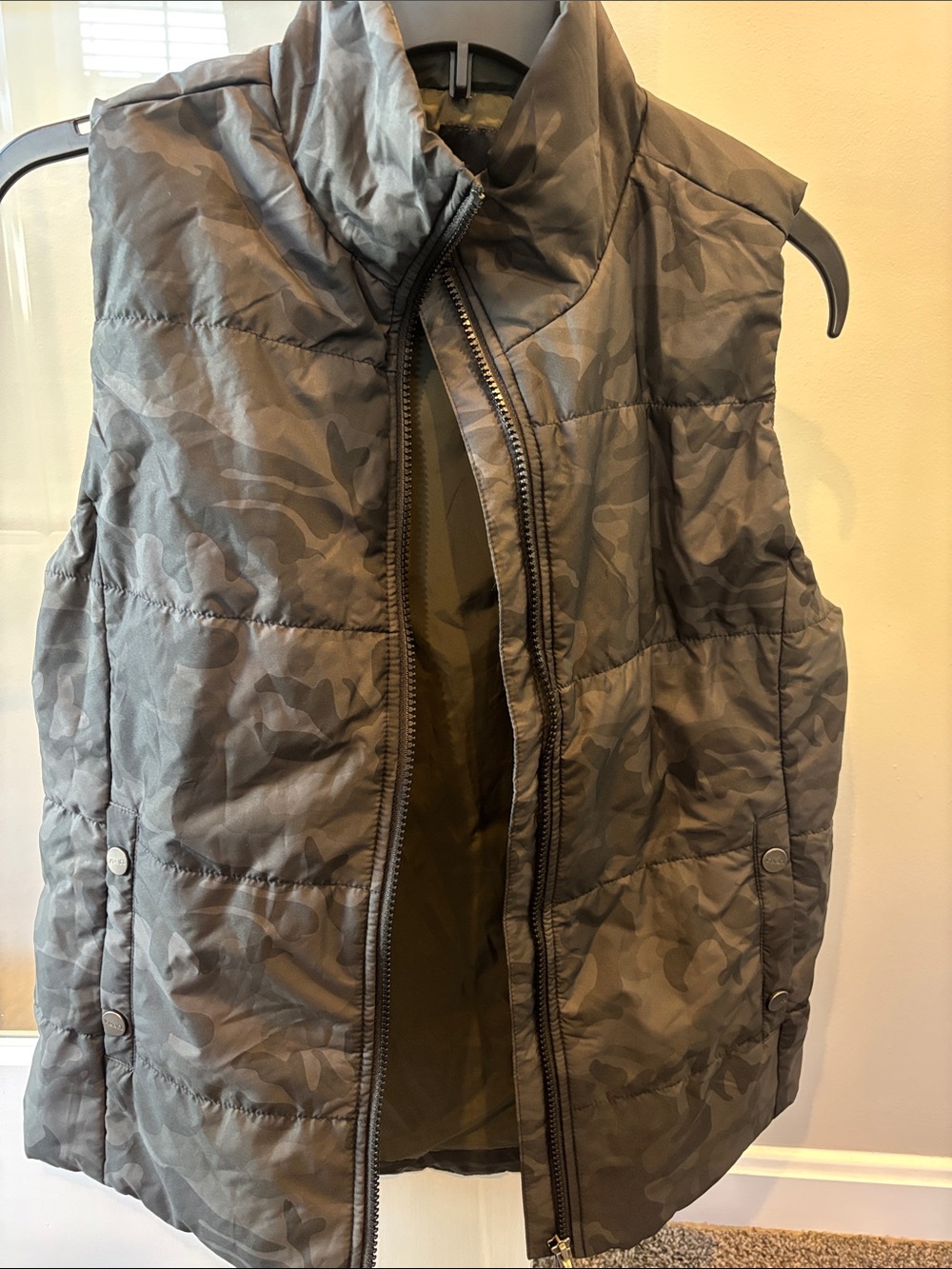 Vuori Womens dark Gray Camo Quilted Vest